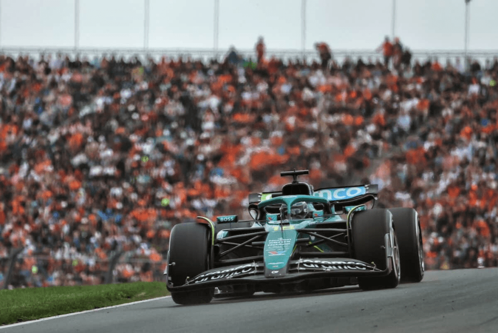 Un pomeriggio amaro per la Ferrari al Gran Premio dei Paesi Bassi. Prima l’uscita di scena di Lewis Hamilton dopo un contatto in curva tre, poi lo stesso destino ha colpito Charles Leclerc, travolto dal giovane Mercedes Andrea Kimi Antonelli. Ma quanto di questo è stato semplice sfortuna e quanto invece può essere ricondotto a scelte strategiche discutibili del team italiano?