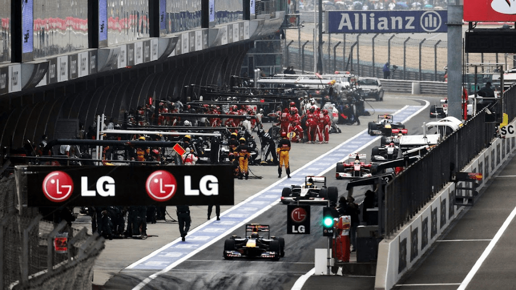 Con lo sguardo già rivolto alla rivoluzione tecnica del 2026, Max Verstappen ha rilanciato un dibattito che da tempo anima la Formula 1: il ritorno a monoposto più leggere e compatte, simili a quelle degli anni 2008-2010.