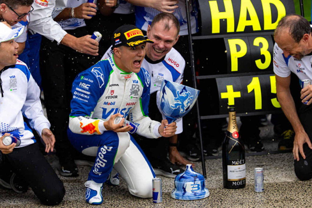 La festa sul podio del Gran Premio dei Paesi Bassi ha avuto un momento davvero curioso: Isack Hadjar, pilota francese, ha visto il suo primo trofeo di Formula 1 rompersi durante la celebrazione con il team Racing Bulls.