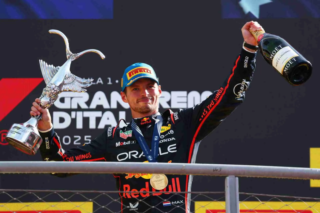 Nonostante una monoposto meno competitiva e un clima teso nel team, Max Verstappen tiene viva la corsa al titolo con talento e grinta di sempre.