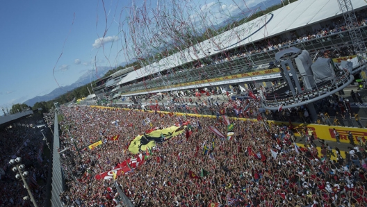 C'è nuova linfa nel parco reale di Monza, mai come prima si è vista una presenza tanto massiccia di giovani tifosi, rigorosamente vestiti in rosso, presenti a Monza.