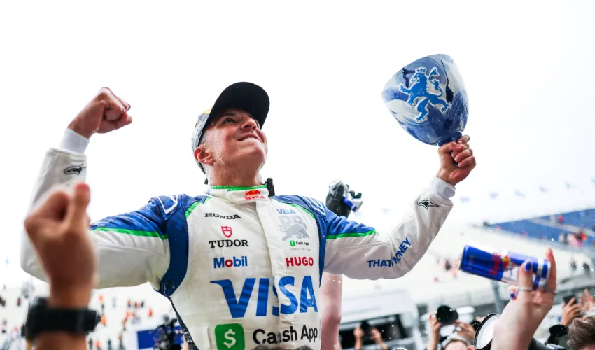 Isack Hadjar ha conquistato il suo primo podio in Formula 1 chiudendo al terzo posto il Gran Premio d’Olanda 2025, alle spalle di Oscar Piastri e del padrone di casa Max Verstappen.