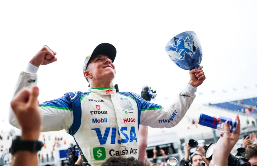 Isack Hadjar ha conquistato il suo primo podio in Formula 1 chiudendo al terzo posto il Gran Premio d’Olanda 2025, alle spalle di Oscar Piastri e del padrone di casa Max Verstappen.