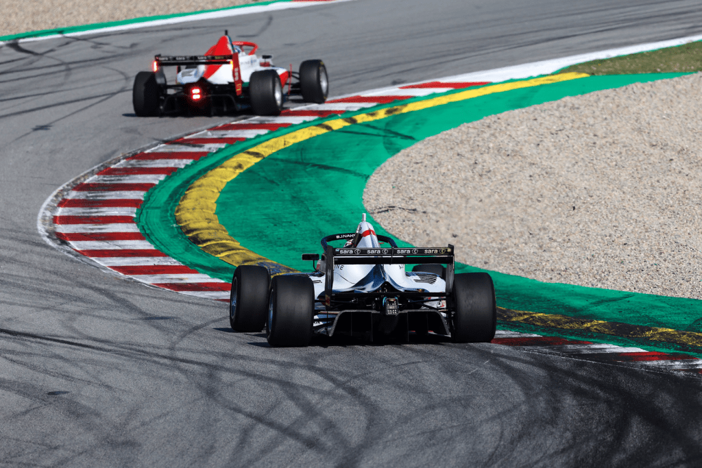 Freddie Slater fa segnare il tempo migliore e conquista la Pole Position sui rivali di classifica Matteo De Palo ed Enzo Deligny