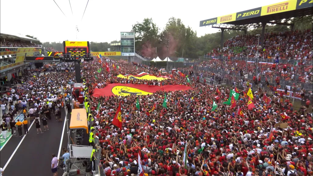 Dopo il doppio ritiro amaro, Ferrari arriva a Monza con l’obbligo di reagire. Tra delusioni e pressioni crescenti, il GP d’Italia è l’occasione del riscatto.