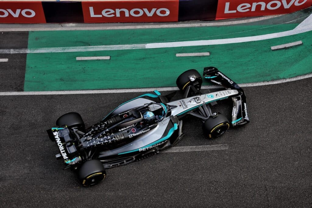 GP Azerbaijan, Russell sul podio da malato: "Contento di aver finito la gara"
