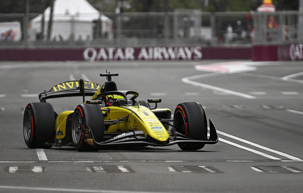Scopriamo insieme i Top e Flop del GP d'Azerbaijan di F2 tra passaggi ravvicinati al muro, bandiere rosse, rimonte ed il solito spettacolo