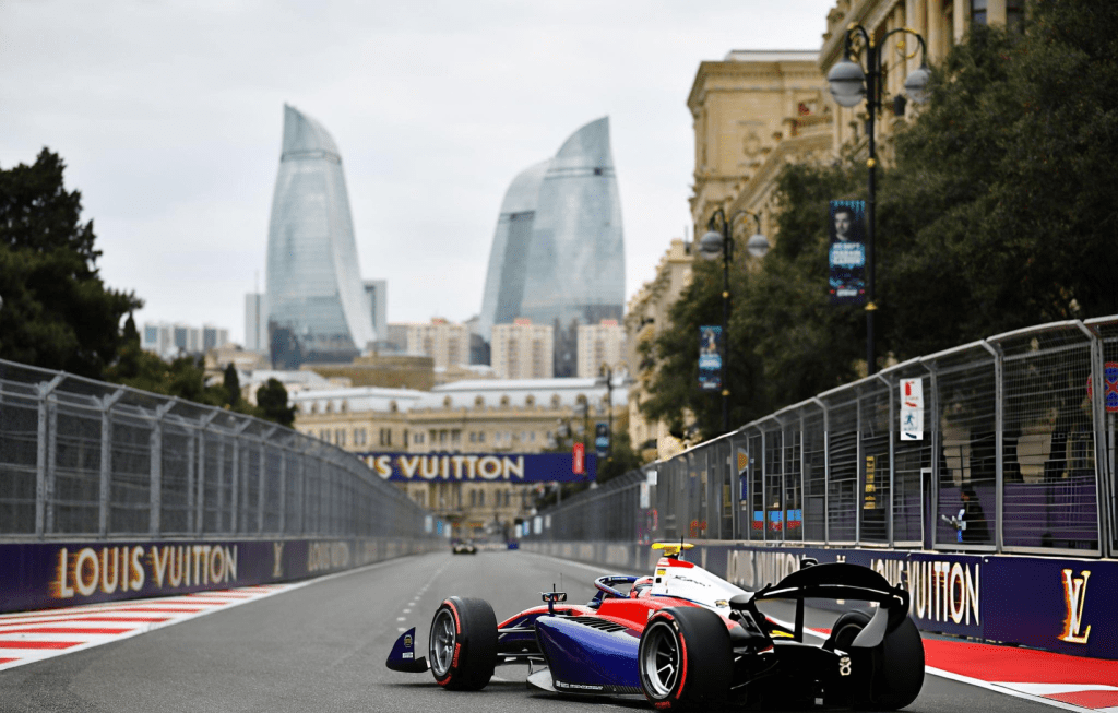 Scopriamo insieme i Top e Flop del GP d'Azerbaijan di F2 tra passaggi ravvicinati al muro, bandiere rosse, rimonte ed il solito spettacolo