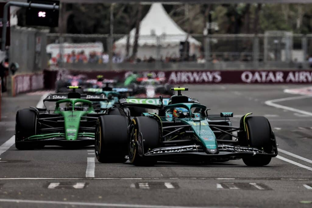 Fernando Alonso ha rivelato cosa ha provocato il raro errore di partenza che gli è costato una penalità di cinque secondi nel Gran Premio dell’Azerbaigian.