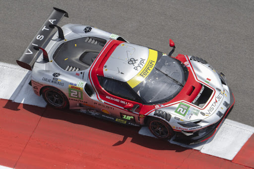 Ferrari ha vissuto un finale al cardiopalma nella classe LMGT3 al Fuji: la n° 21, guidata da Simon Mann, Alessio Rovera e François Heriau, sembrava diretta verso la vittoria, ma un ultimo giro lento da parte di Rovera ha regalato il successo a Corvette e TF Sport.