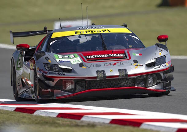 Ferrari ha vissuto un finale al cardiopalma nella classe LMGT3 al Fuji: la n° 21, guidata da Simon Mann, Alessio Rovera e François Heriau, sembrava diretta verso la vittoria, ma un ultimo giro lento da parte di Rovera ha regalato il successo a Corvette e TF Sport.