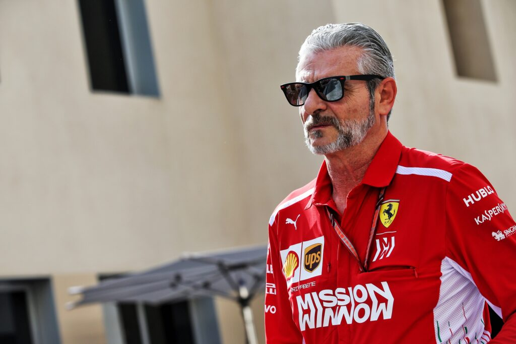La Ferrari continua a fare i conti con alcune difficoltà tecniche e industriali che, ciclicamente, emergono nei momenti di minor competitività. Uno degli aspetti più discussi riguarda il confronto con le scuderie inglesi, tradizionalmente più avanzate nello sviluppo di tecnologie composite e aerodinamiche.