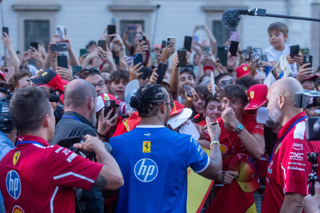 Hamilton alleggerisce la pressione su Leclerc, che vive la sua stagione migliore, e Vasseur rilancia la sfida: la Ferrari cerca sé stessa.