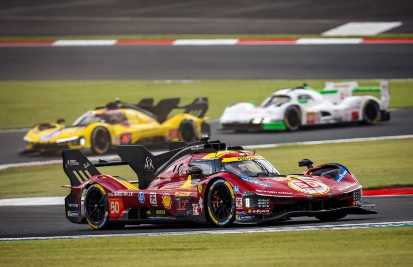 Nonostante un weekend difficile in Giappone, Ferrari resta protagonista assoluta del FIA World Endurance Championship 2025: la Casa di Maranello è ancora al comando sia della classifica Costruttori sia di quella Piloti, con l’ultimo e decisivo round previsto in Bahrain, dove si deciderà l’assegnazione dei titoli iridati.