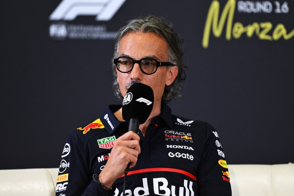 Max Verstappen è tornato sul podio del Gran Premio del Brasile 2025 dopo una gara in rimonta spettacolare, iniziata addirittura dalla pitlane. Tuttavia, la decisione di Red Bull di richiamarlo ai box per un’ultima sosta, quando si trovava saldamente al comando, ha sollevato più di un interrogativo. Si trattava davvero della mossa giusta?