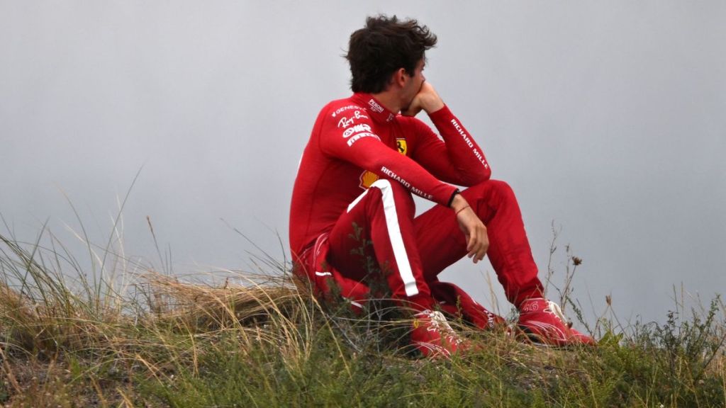 Il futuro di Charles Leclerc in Ferrari non è più così scontato. Nonostante un contratto lungo con la Scuderia, i dubbi sulle prospettive del team e le incognite delle nuove regole del 2026 hanno spinto il monegasco a valutare altre strade. A Monza, il suo entourage ha già sondato McLaren, Mercedes e Aston Martin, aprendo scenari che potrebbero ridisegnare il mercato piloti dal 2027.