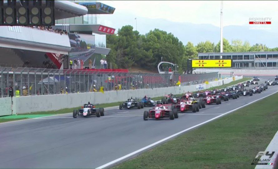 Kean Nakamura Berta conclude al primo posto gara 1 di F4 Italia a Barcellona, a seguirlo Hanna ed Emanuele Olivieri; Wheldon fuori dal podio.