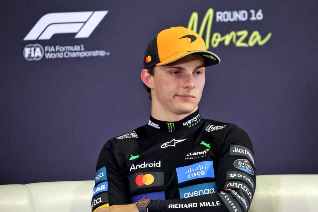 Dopo settimane di silenzio, Oscar Piastri ha rotto il ghiaccio parlando apertamente del difficile momento vissuto dopo Monza, ammettendo che l’ordine di squadra imposto dalla McLaren in Italia ha influenzato il suo rendimento e segnato l’inizio del suo declino nella corsa al titolo 2025.