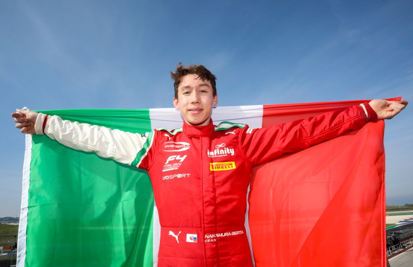 Kean Nakamura Berta, campione di F4 Italia, esulta con il Tricolore italiano a Misano