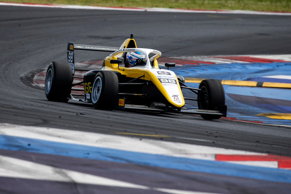 La FIA F4 World Cup di Macao segna una nuova era per le competizioni giovanili: dal 13 al 16 novembre, venti dei migliori talenti della Formula 4 mondiale - tra cui sette campioni in carica - si sfideranno sul leggendario Circuito da Guia, in un evento che promette spettacolo, equilibrio tecnico e pura passione per le corse.
