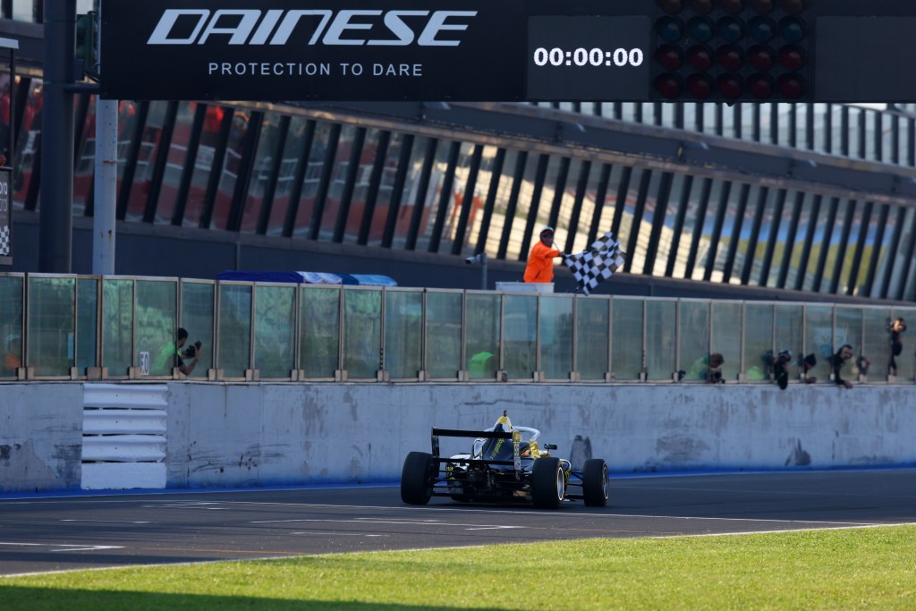 Sebastian Wheldon vince ancora a Misano conquistando la vittoria in Gara 4 di F4 Italia