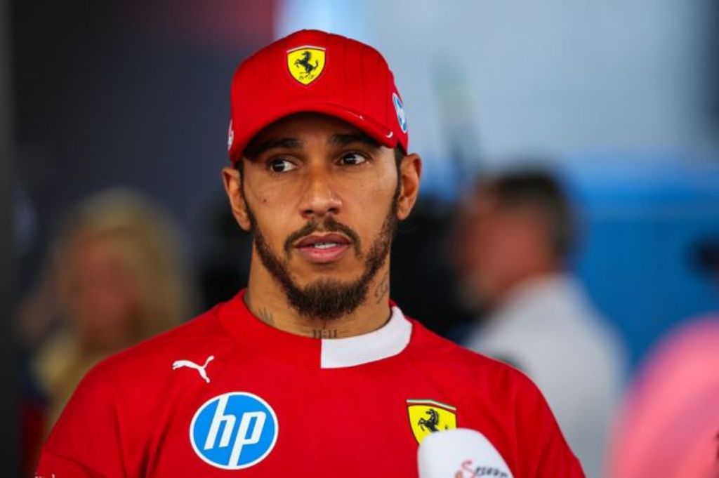Le parole di John Elkann dopo il disastro di San Paolo hanno scosso l’ambiente Ferrari più di qualsiasi sconfitta in pista: un presidente che punta il dito verso i piloti invece di guardare dentro la squadra è il simbolo di un sistema che non sa più imparare.