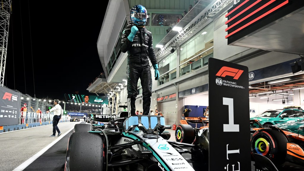 Il pilota inglese domina a Marina Bay e si prende una vittoria simbolica, dopo il rimpianto del 2023. Russell conferma la sorpresa Mercedes...