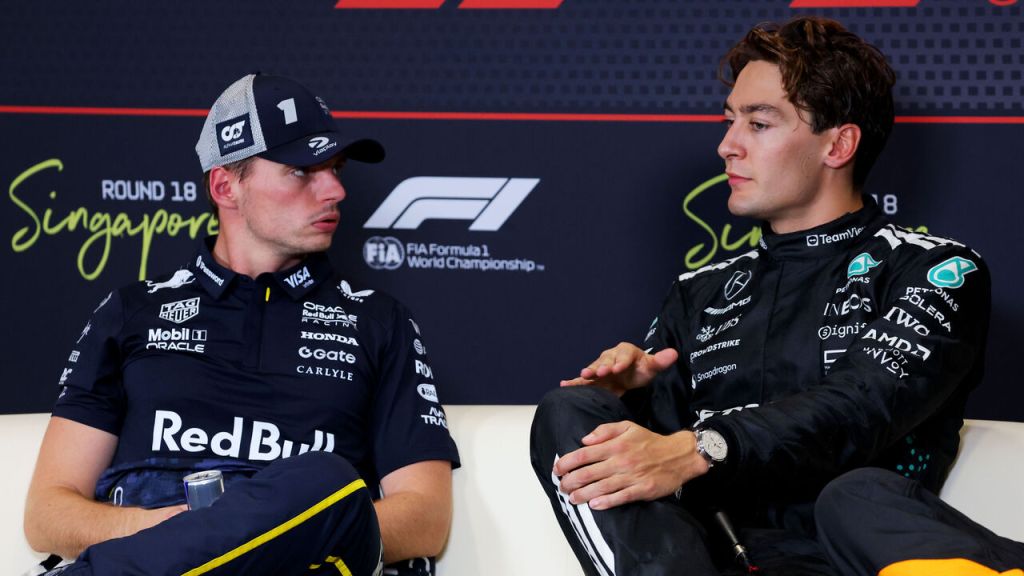 Il pilota inglese domina a Marina Bay e si prende una vittoria simbolica, dopo il rimpianto del 2023. Russell conferma la sorpresa Mercedes...