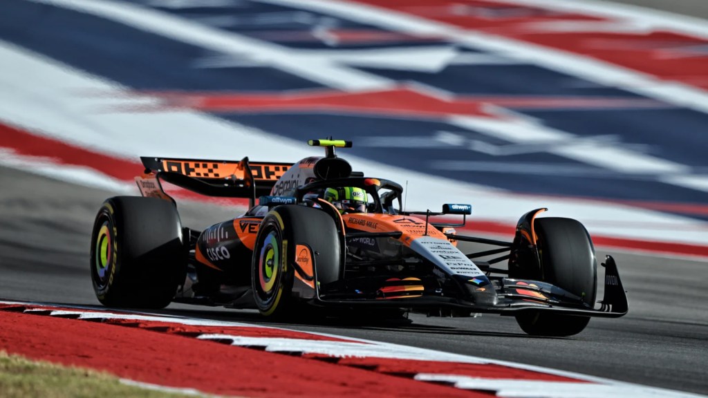 George Russell analizza la lotta per il titolo, indicando McLaren come favorita ma senza escludere Verstappen e Red Bull.