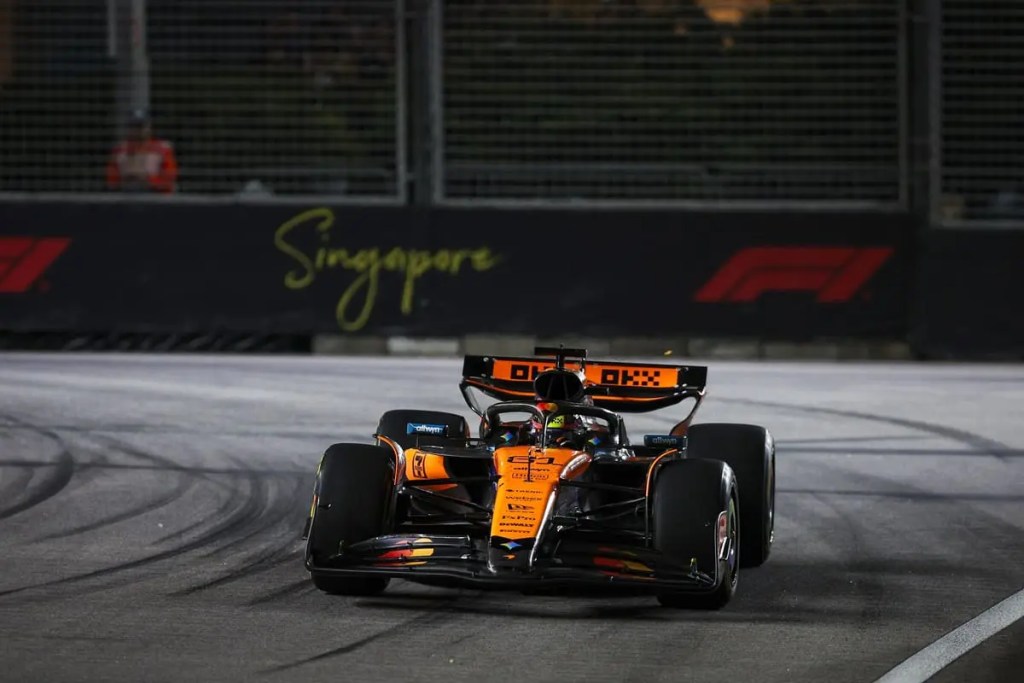 Il GP di Singapore 2025 ha sancito definitivamente il dominio McLaren in classifica piloti e costruttori F1. Grazie al terzo posto di Lando Norris e al quarto di Oscar Piastri, il team di Woking ha conquistato – dopo quello della passata stagione – il mondiale costruttori F1. 