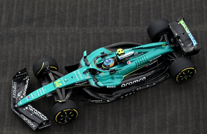 Fernando Alonso ha riportato il sorriso in casa Aston Martin.
