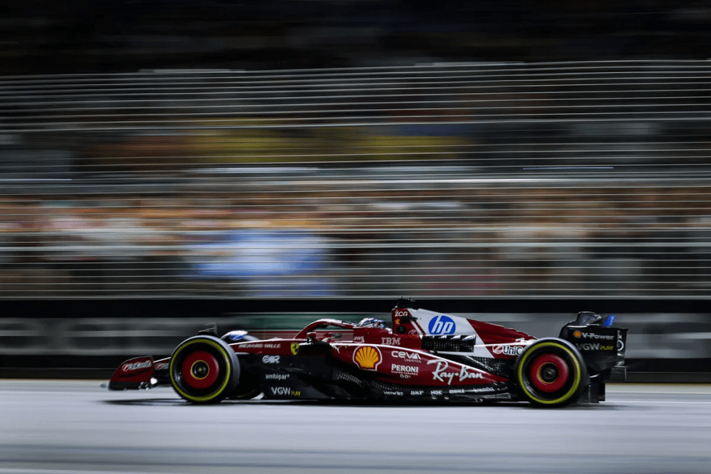 Oggi la Ferrari affonda in pista, ma c’è chi approfitta della sua crisi trasformandola in uno show: critiche dure, numeri impietosi e spettacolarizzazione mediatica sostituiscono il rispetto per la storia e per chi lavora davvero alla Rossa.