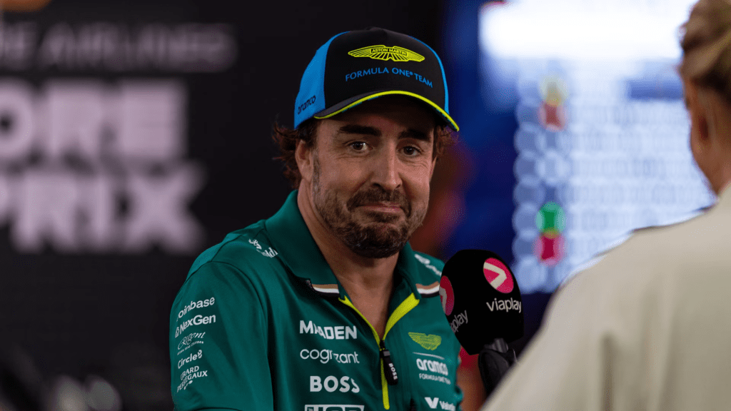 Nonostante una lunga sosta ai box e una gara complicata, Fernando Alonso risale dalla decima posizione e conquista il titolo di pilota del giorno.