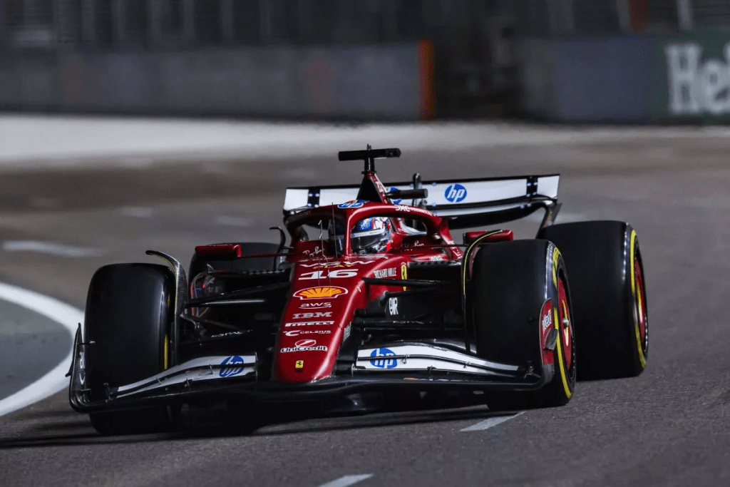 Tempo di pagelle per i protagonisti del GP di Singapore. Russell trionfa davanti a Verstappen e Norris, Ferrari bocciata.