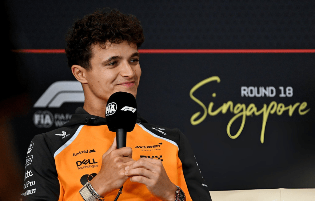 Alla vigilia del Gran Premio di Singapore, Lando Norris si presenta fiducioso e con il sorriso, confermando le sensazioni positive che già lo avevano accompagnato nella passata stagione.