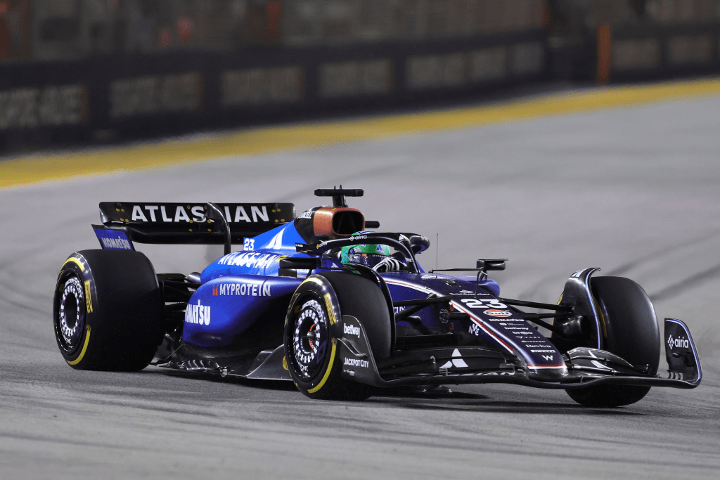 Nonostante la doppia squalifica al sabato, la Williams si riscatta con una rimonta convincente di Sainz e preziose indicazioni tecniche.
