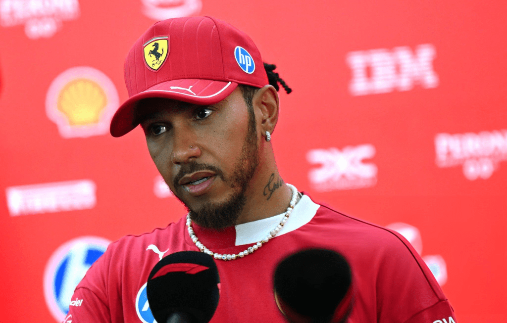 Nonostante la recente perdita del suo amato cane Roscoe, Lewis Hamilton affronta il GP di Singapore con determinazione e ottimismo, pronto a tornare in pista e a onorare la memoria del suo fedele compagno attraverso la passione per la guida.
