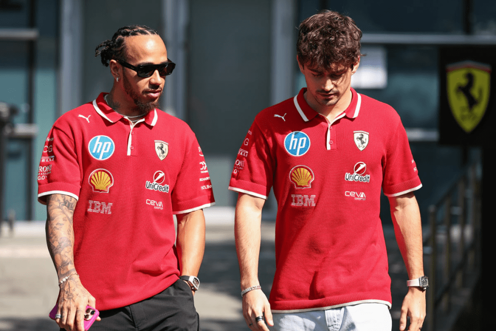 Ferrari 2025: bilancio negativo a sei gare dal termine. Elkann e Vigna ribadiscono l’impegno verso la vittoria e la passione dei tifosi.