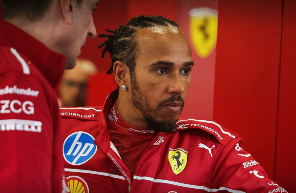 La stagione delude, Hamilton fatica ad adattarsi e la paura del fallimento sembra bloccare la Ferrari: per Button, il vero banco di prova sarà il 2026.