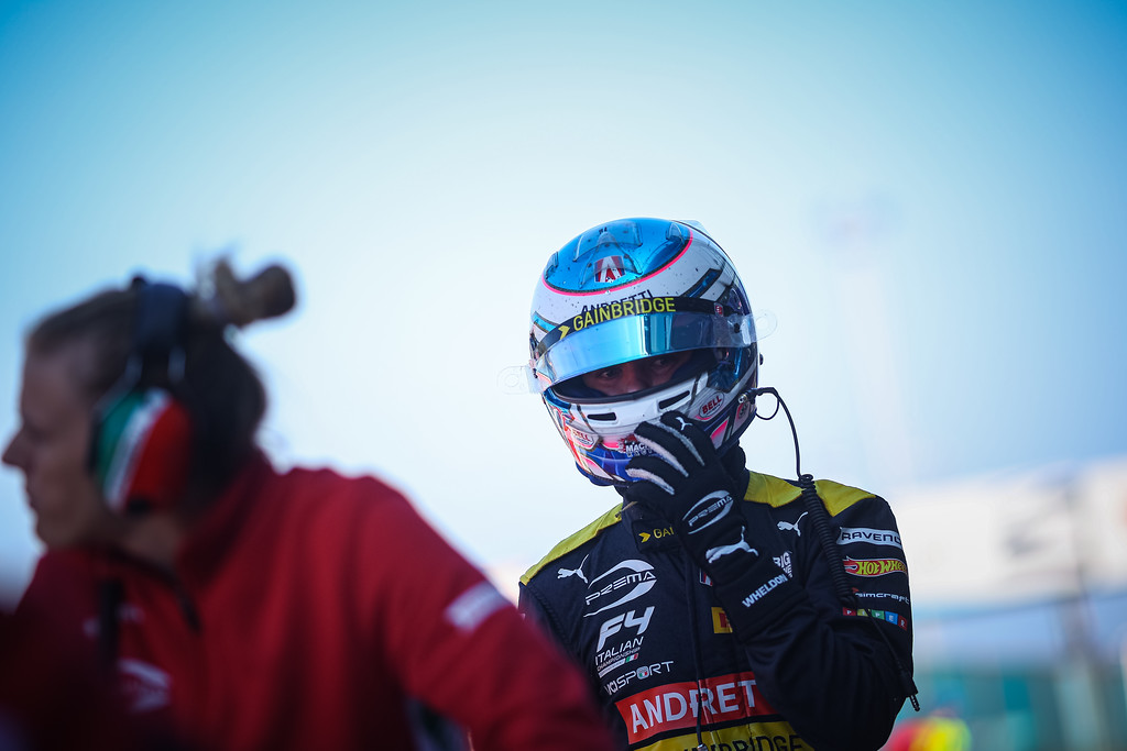 Sebastian Wheldon e Gabriel Gomez si dividono le Pole Position a Misano, nelle qualifiche valide per l'ultimo round del campionato italiano di F4. Il pilota americano partirà al palo in Gara-1, mentre il brasiliano scatterà davanti a tutti in Gara-2 e in Gara-3.