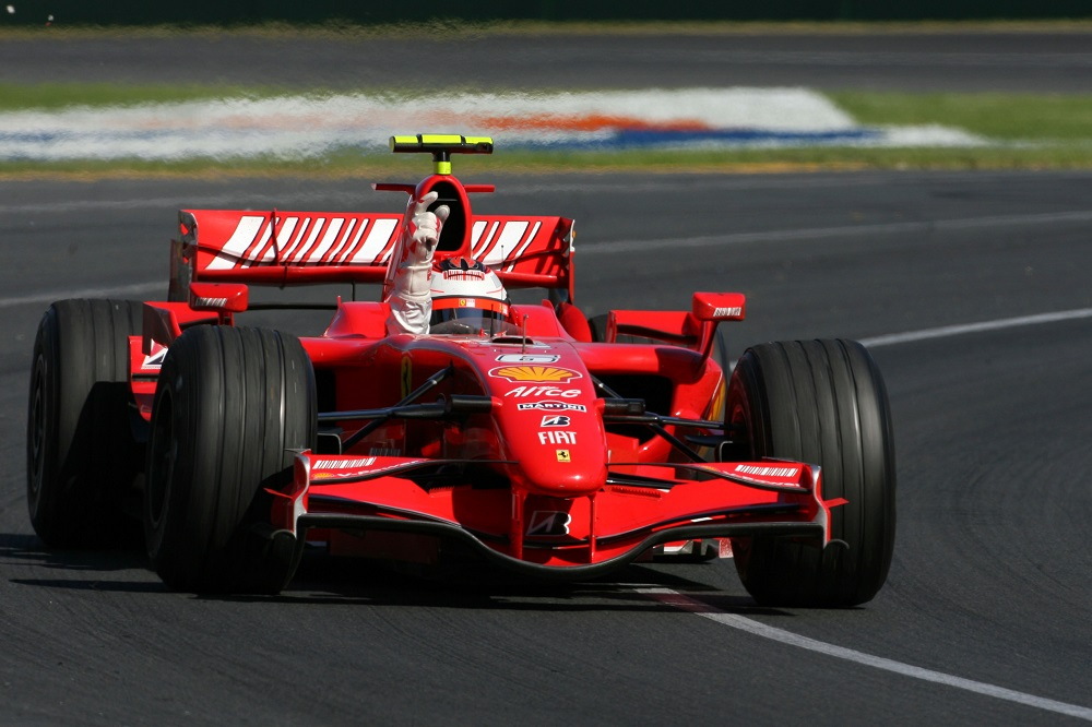 Nel 2007 Kimi Raikkonen riuscì nell’impossibile: rimontare su Lewis Hamilton nelle ultime due gare e conquistare il titolo mondiale per un solo punto. Oggi, Max Verstappen si trova in una situazione molto simile.
