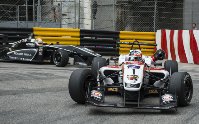 La FIA F4 World Cup di Macao segna una nuova era per le competizioni giovanili: dal 13 al 16 novembre, venti dei migliori talenti della Formula 4 mondiale - tra cui sette campioni in carica - si sfideranno sul leggendario Circuito da Guia, in un evento che promette spettacolo, equilibrio tecnico e pura passione per le corse.