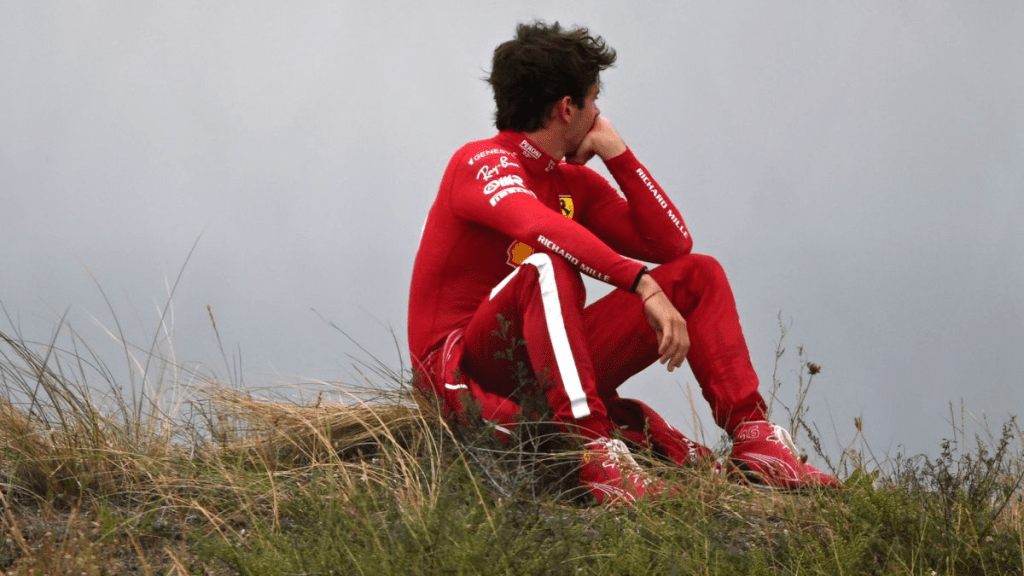 Con Leclerc sempre più severo e Hamilton in crescita, Fred Vasseur è chiamato a rispondere sul campo alle ombre che avvolgono la Ferrari.