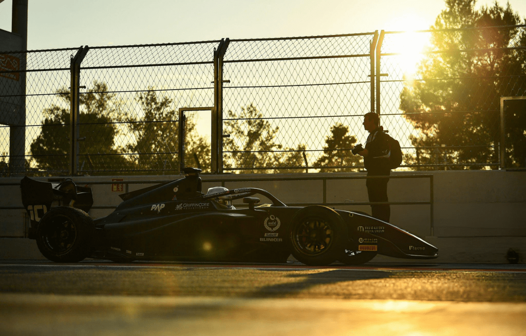 La prima giornata dei test post-stagionali di F3 a Barcellona ha visto il giovane americano Ugo Ugochukwu di Campos Racing imporsi come riferimento sul tracciato spagnolo, confermando le buone impressioni lasciate a Jerez.