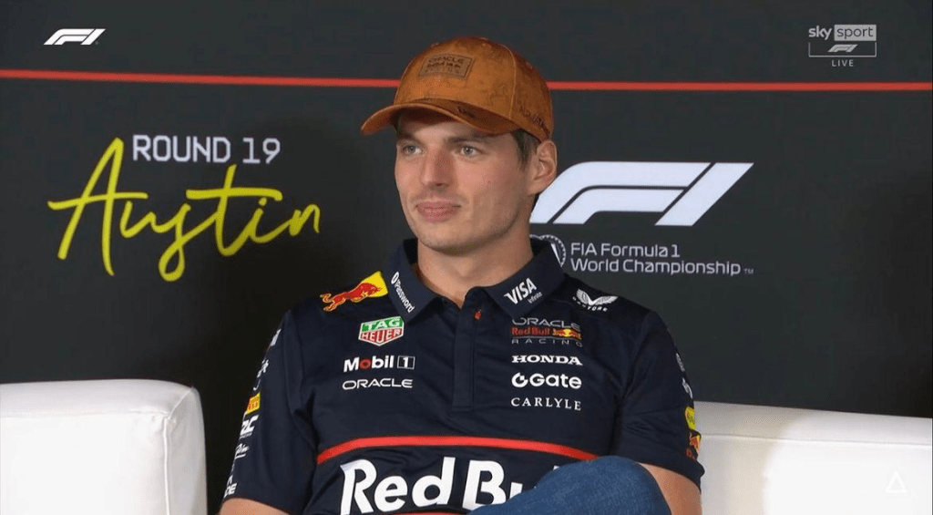In un Mondiale ancora possibilmente aperto, Max Verstappen sceglie la via della lucidità. Nessun proclama, nessuna promessa: solo concentrazione e lavoro.