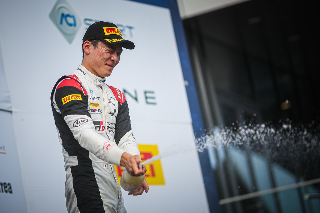 Toyota continua a investire sui propri giovani talenti e, a partire dalla stagione 2026, porterà Jin Nakamura in FIA Formula 3 con il team Hitech GP. 