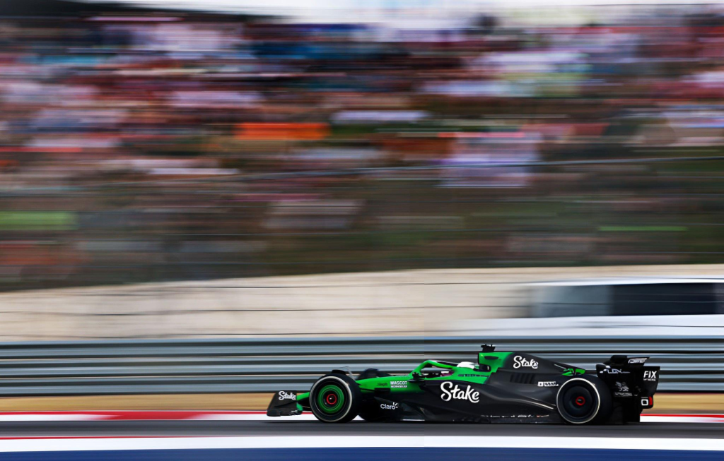 Super Max Verstappen conquista la pole position del GP degli USA di F1: battuti Lando Norris e (a sorpresa) Charles Leclerc. Male piastri, solo 6° e dietro anche ad Hamilton