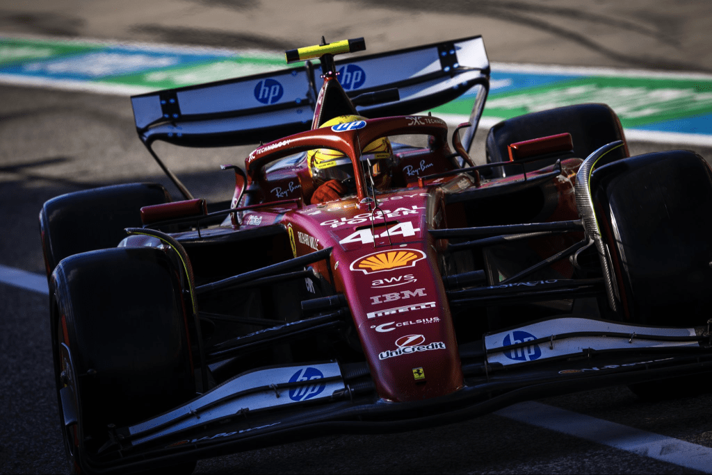 Lewis Hamilton lascia il sabato texano con il sorriso.