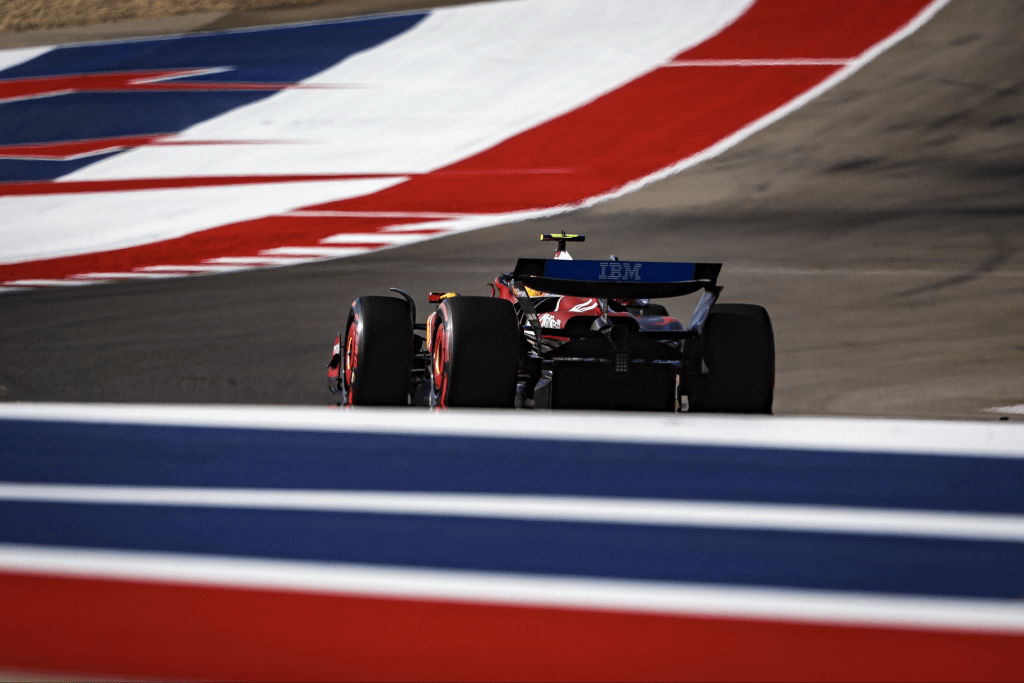 Lewis Hamilton lascia il sabato texano con il sorriso.