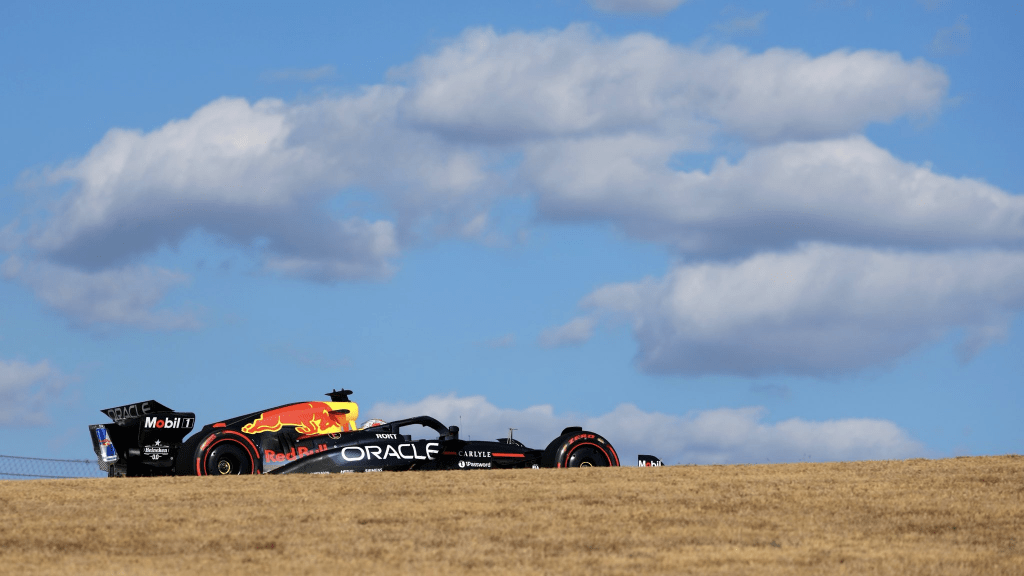 Max Verstappen ha conquistato un’altra pole position, la settima della stagione, al termine di una sessione di qualifiche intensa e condizionata dal vento sul circuito di Austin.